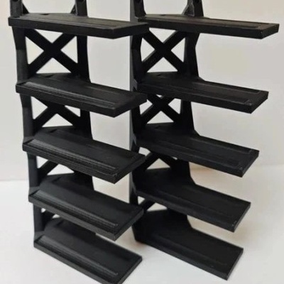 Suportes pretos tipo estante com 4 prateleiras inclinadas
