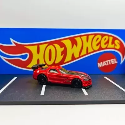 Miniatura de carro desportivo vermelho com asa e base de estacionamento Hot Wheels