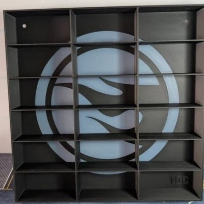 Estante preta modular com 20 compartimentos e padrão circular azul e preto ao fundo