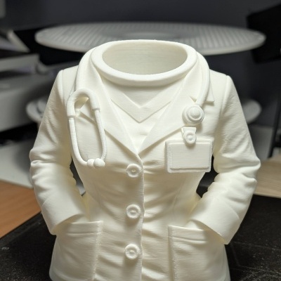 Recipiente em forma de casaco de médico branco com detalhes distintos