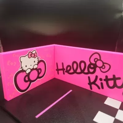 Cartão rosa Hello Kitty com texto e desenho da personagem sobre fundo preto.