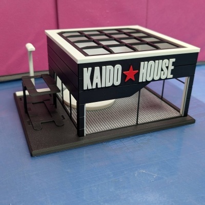 Miniatura de edifício preto e branco com fachada escrita KAIDO HOUSE