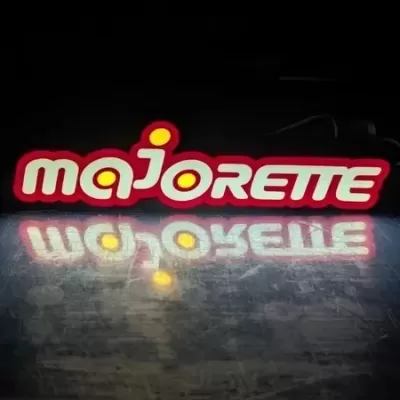 Letreiro luminoso Majorette com letras brancas e contorno vermelho