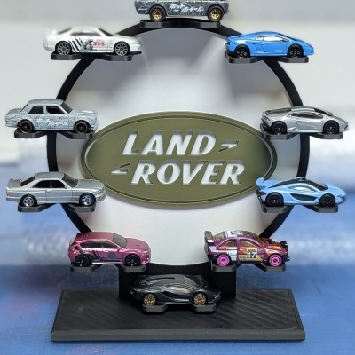 Expositor preto com miniaturas de carros e logótipo Land Rover