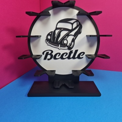 Suporte preto com imagem de carro Beetle e texto Beetle