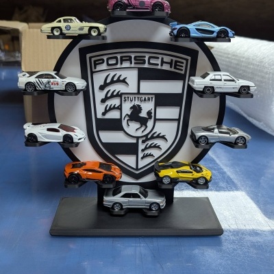 Expositor Porsche com vários carros em miniatura coloridos