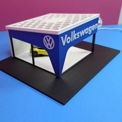 Miniatura de loja Volkswagen azul e branca com carro amarelo no interior