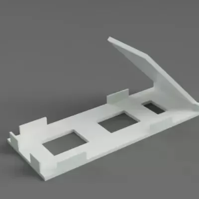 Suporte branco em plástico com aberturas e guias sobre fundo cinzento