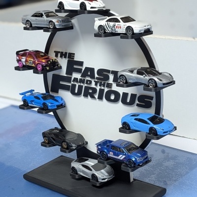 Miniaturas de carros em suporte com o texto THE FAST AND THE FURIOUS