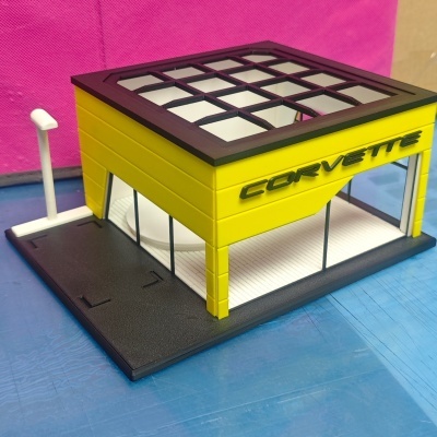 Miniatura de edifício amarelo e preto com a palavra CORVETTE na lateral