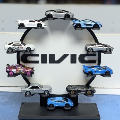 Expositor circular preto com carros em miniatura e texto CIVIC ao fundo.
