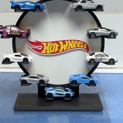 Conjunto de carros Hot Wheels em miniatura expostos num suporte circular com logótipo Hot Wheels.
