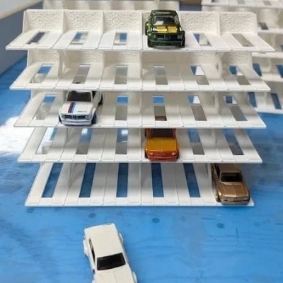 Parque de estacionamento em miniatura com carros de brinquedo coloridos