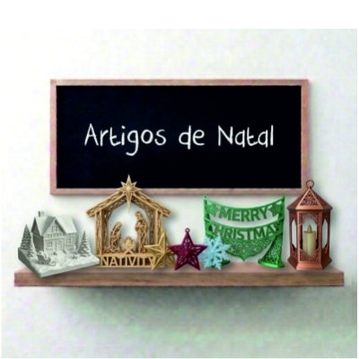 Enfeites de Natal variados em estante de madeira com placa Artigos de Natal