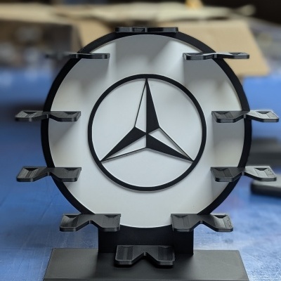 Suporte de exposição com logótipo Mercedes-Benz e extensões para objetos