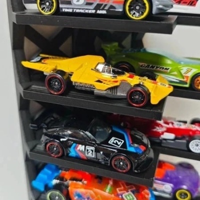 Carros de brinquedo coloridos e detalhados organizados em prateleira preta