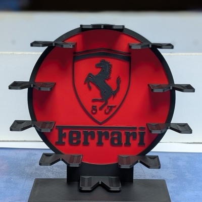 Suporte plástico vermelho e preto com logótipo Ferrari