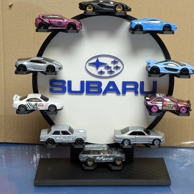 Carros miniatura em suporte com logo SUBARU