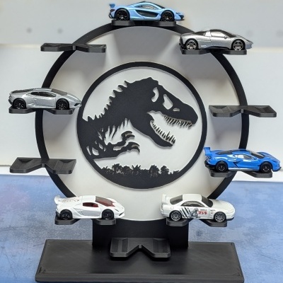 Expositor circular preto com mini carrinhos de metal coloridos e desenho de dinossauro ao centro
