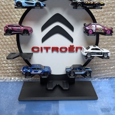 Expositor com logotipo Citroën e miniaturas variadas de carros