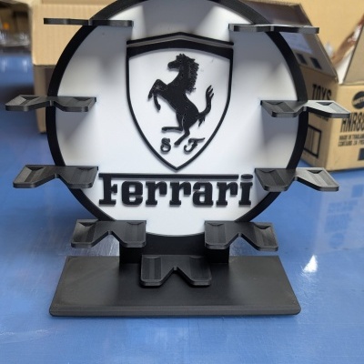 Suporte plástico com logótipo Ferrari e texto na cor preta