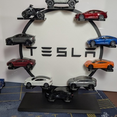 Miniaturas coloridas de carros Tesla em suporte circular com logotipo Tesla