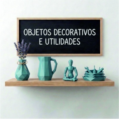 Prateleira com objetos decorativos em azul e quadro negro com texto