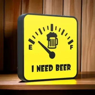 Sinal luminoso amarelo quadrado com texto I NEED BEER e imagem de caneca de cerveja.