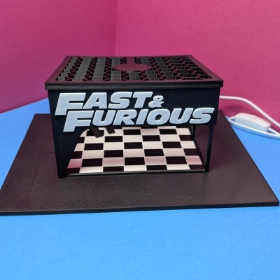 Suporte preto com texto FAST & FURIOUS e base xadrez preto e branco