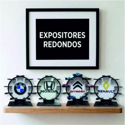 Expositores redondos com logótipos de marcas automóveis sobre prateleira de madeira