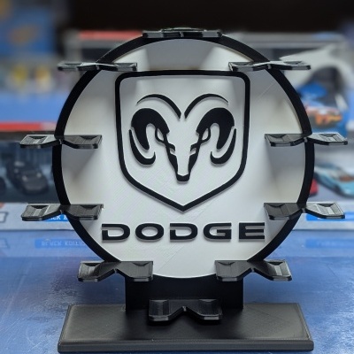 Suporte plástico preto e branco com logótipo da DODGE na cabeça de carneiro