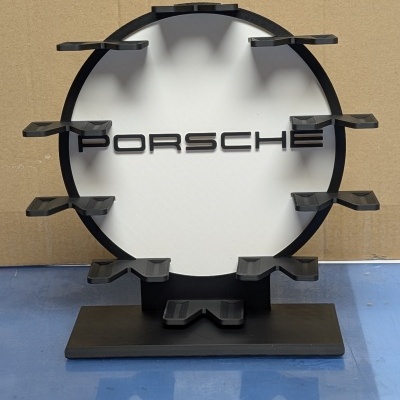 Suporte com texto PORSCHE e braços de suporte em forma circular.