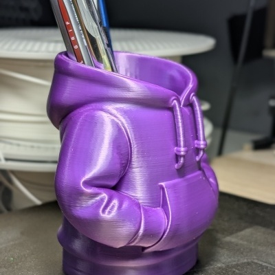 Suporte para canetas roxo em forma de hoodie com canetas dentro