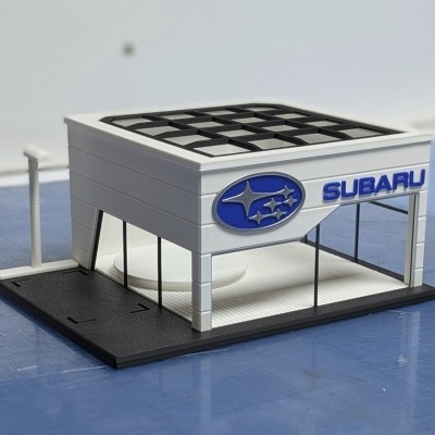 Maquete de loja Subaru com logotipo e texto em relevo azul