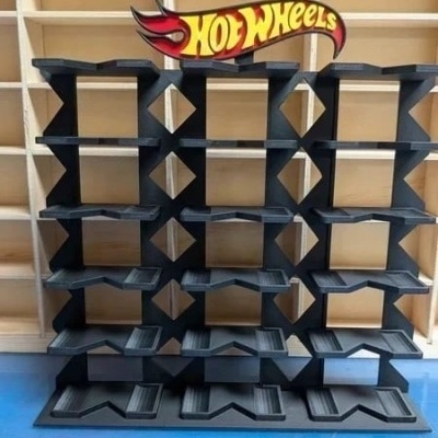 Expositor preto para carros Hot Wheels com compartimentos em prateleira e fundo de madeira