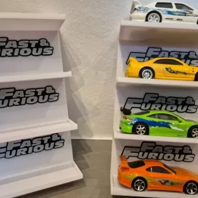 Carros de brinquedo coloridos em prateleiras com logotipo Fast & Furious
