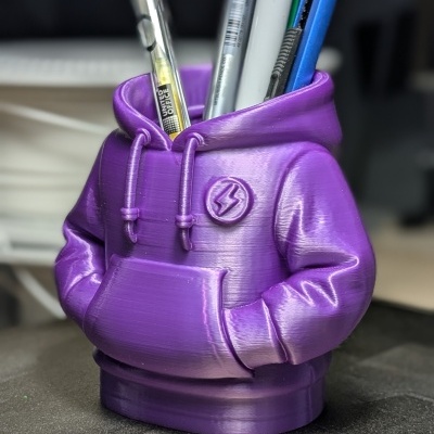 Suporte para canetas lilás em forma de capuz com canetas dentro