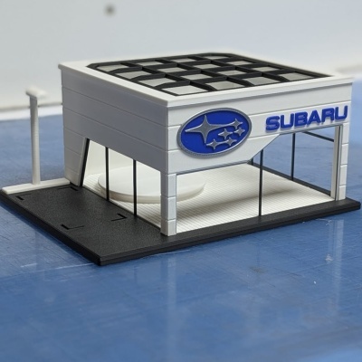 Miniatura de edifício branco com logotipo Subaru