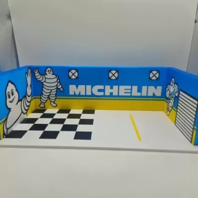 Miniatura de espaço interior com decoração Michelin e padrão xadrez no chão