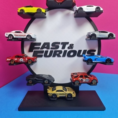 Mini carros de brinquedo em expositor com texto Fast & Furious