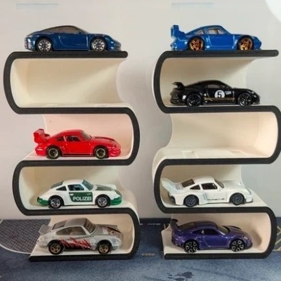 Estantes curvas com seis carros de brinquedo coloridos exibidos