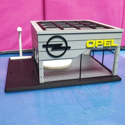 Modelo de edifício com logotipo Opel e texto amarelo