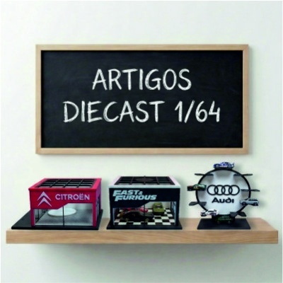 Miniaturas automóveis em prateleira com quadro negro ARTIGOS DIECAST 1/64