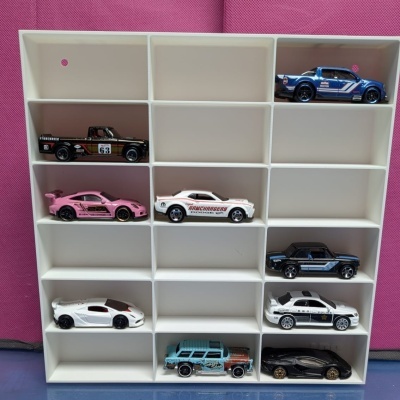 Miniaturas de carros de metal em caixa branca com nove compartimentos