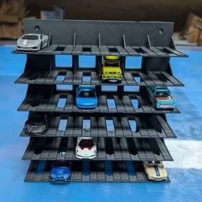 Estante preta para miniaturas de carros com vários andares e carros em cores variadas