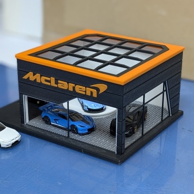 Miniatura de loja McLaren com carros desportivos em exposição