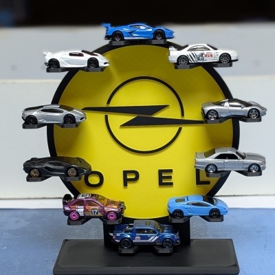 Miniaturas de carros em suporte com logo Opel amarelo