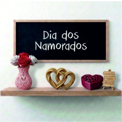 Quadro negro com texto Dia dos Namorados e prateleira com objetos decorativos românticos