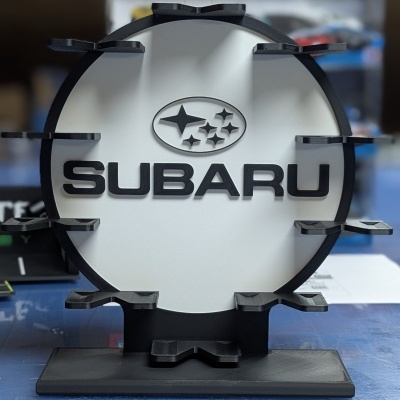 Expositor branco e preto com logótipo SUBARU em plástico.