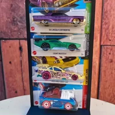 Pacote Hot Wheels 4 carrinhos 64 Lincoln Continental, Count Muscula, Mustang Funny Car e carro azul